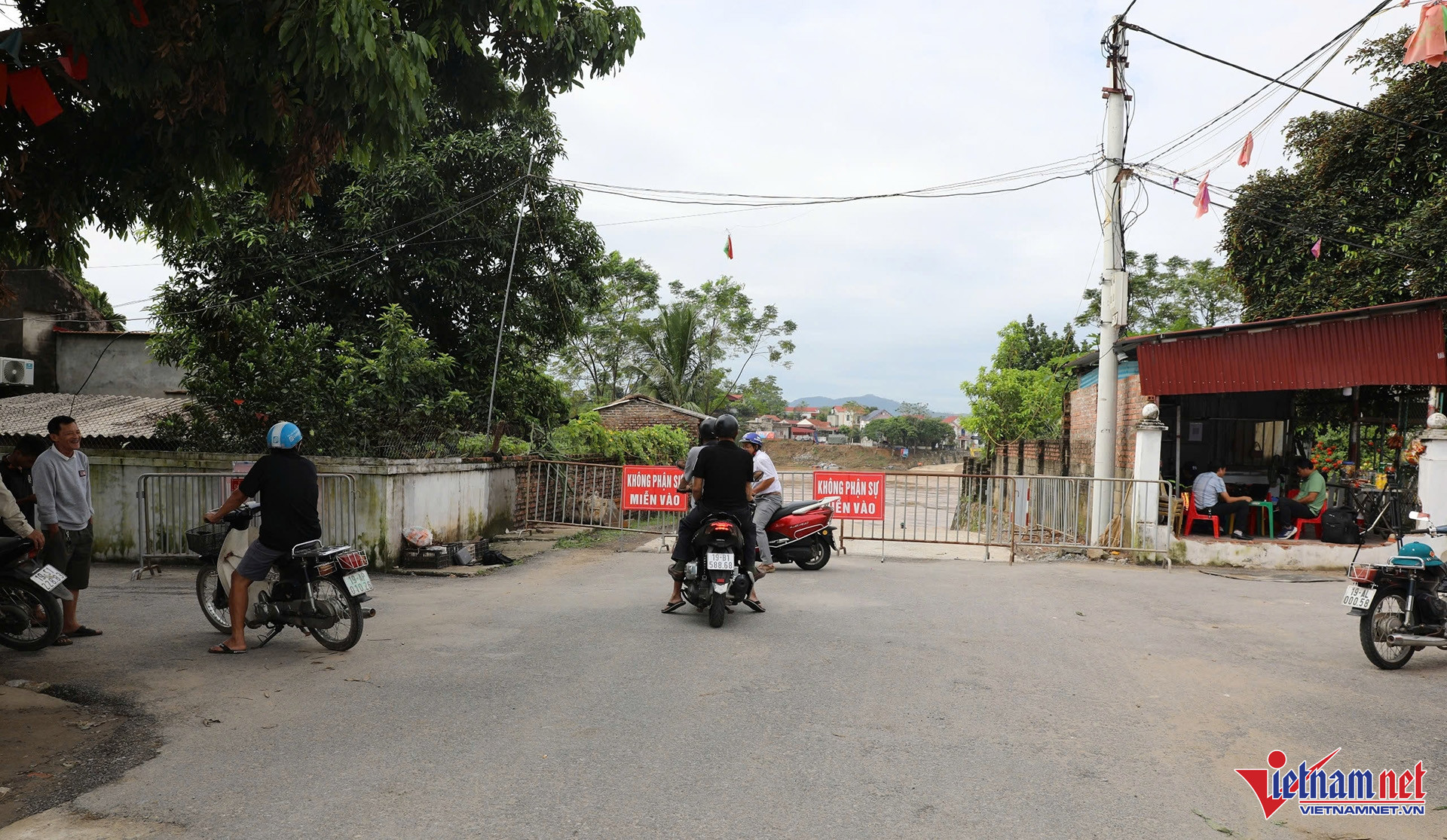 Các phương tiện đã bị cấm lưu thông qua cầu từ 18h ngày 1/10. Ảnh: Đức Hoàng Phương án phân luồng giao thông