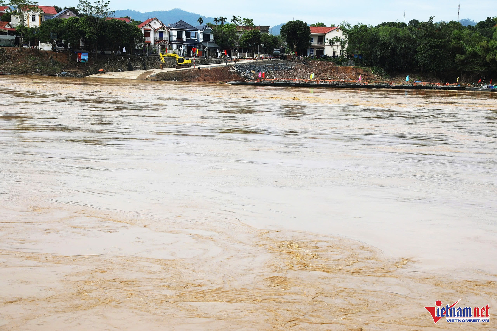 Nước sông Hồng dâng cao, chảy xiết nên phải tháo cầu phao để đảm bảo an toàn. Ảnh: Đức Hoàng