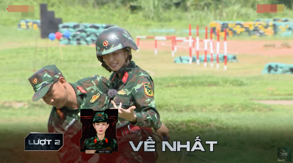 Lần lượt Pháo và Hoa hậu Thùy Tiên đã vượt lên chiến thắng để nhận phần thưởng từ Mũi trưởng.