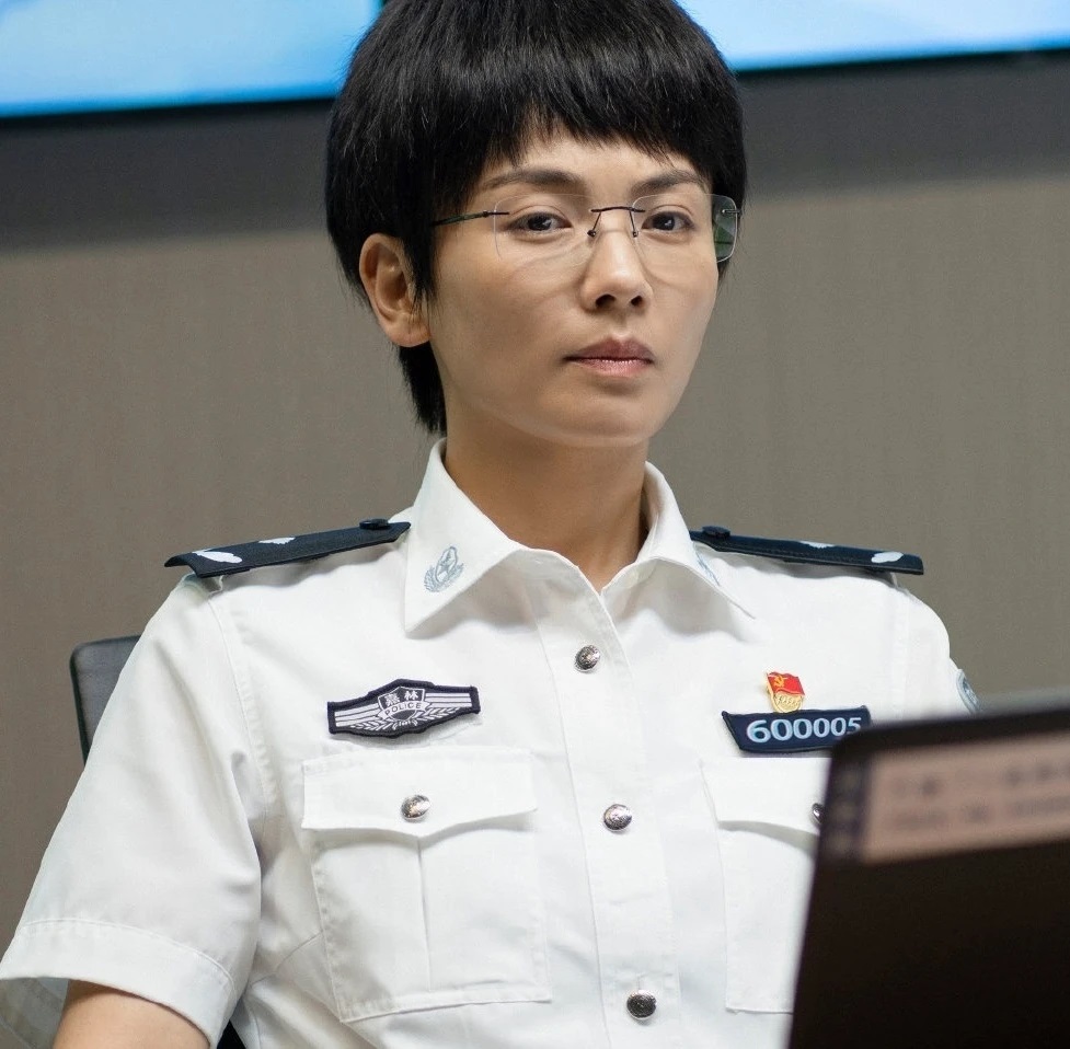 Đảm nhận vai cục trưởng Đỗ trong phim Khởi đầu, Lưu Đào luôn tỏ ra bí ẩn sắc mặt nghiêm trọng, song khí thế của Lưu Đào không thuyết phục khán giả.