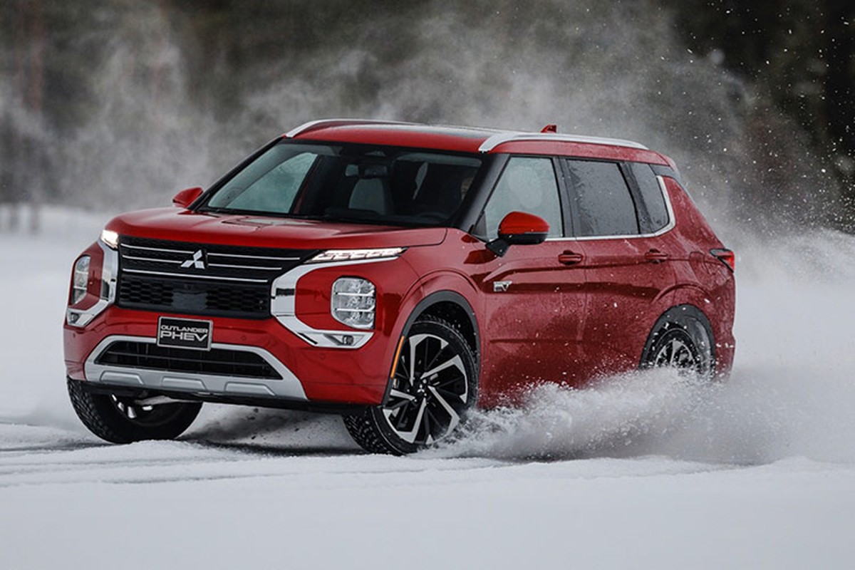 Xe còn có bộ mâm hợp kim 20 inch mới với thiết kế sáu chấu, cùng với màu sơn mới Moonstone Grey. Cụm đèn hậu LED cũng được điều chỉnh nhẹ với ống kính trong hơn, tạo ra một dấu ấn thị giác tinh tế hơn.