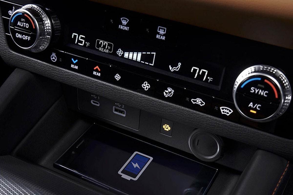 Ghế trước thông gió và gương chiếu hậu kỹ thuật số lần đầu xuất hiện trên dòng SUV Nhật. Da bọc bán aniline, đồ họa mới cho bảng đồng hồ kỹ thuật số, camera bên trong cabin phục vụ hệ thống cảnh báo người dùng mệt mỏi là một số thay đổi khác.