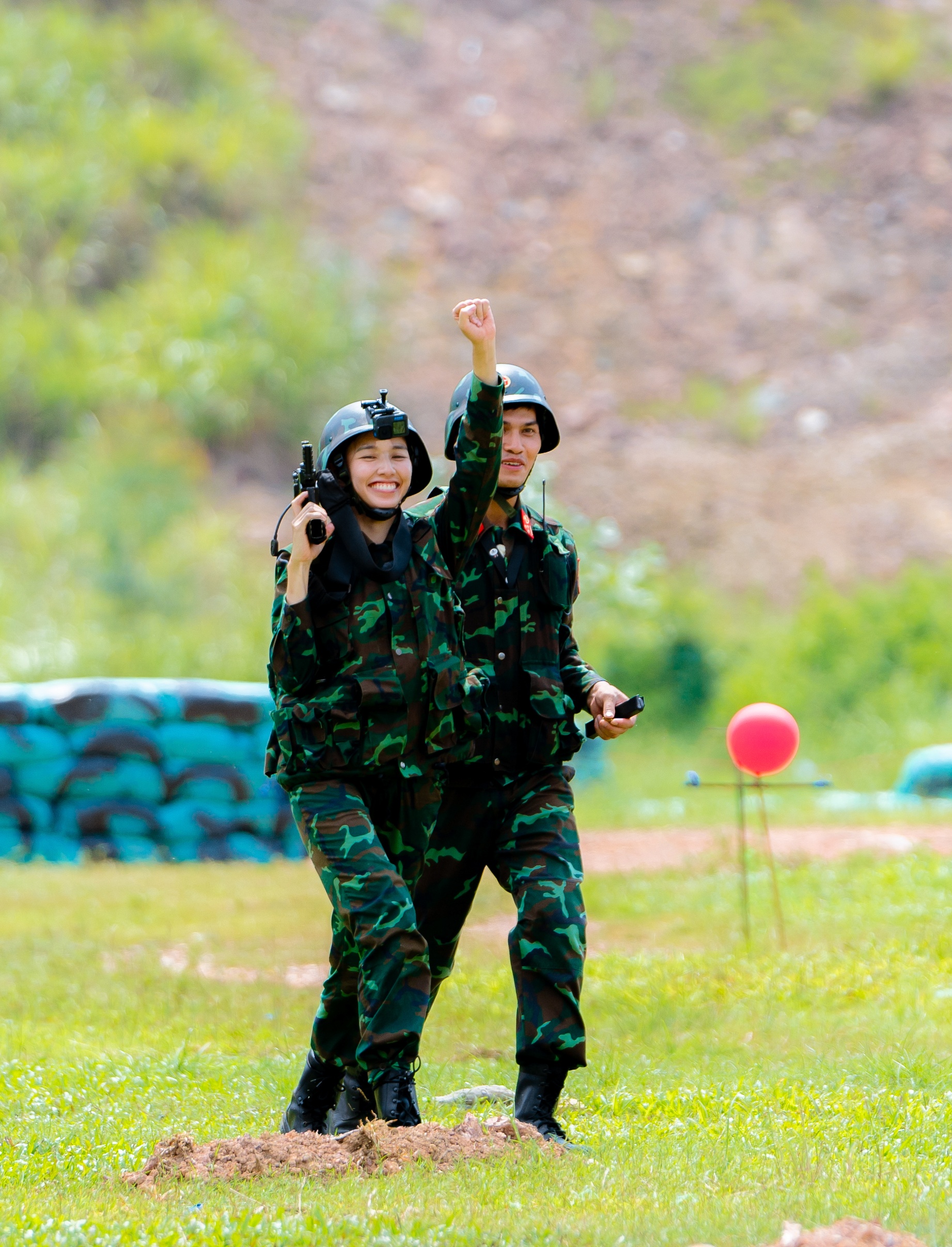 Riêng với Thùy Tiên, sau 2 lần thành công leo dây ngang qua hồ cho đến chiến tích bắn súng, Hoa hậu Hòa bình 2021 vẫn tiếp tục khiến đồng đội đi hết từ bất ngờ này đến bất ngờ khác vì quá đỉnh.