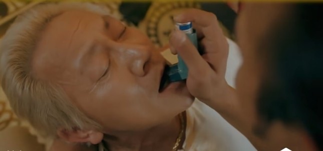 Chai thuốc của ông trùm chưa được mở nắp