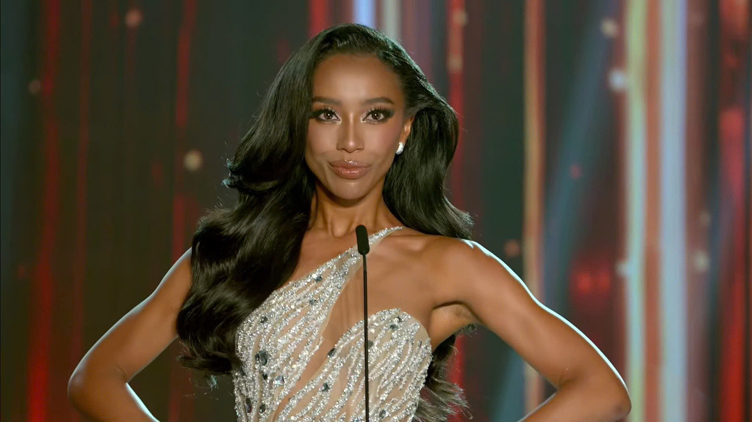 Các đại diện xuất hiện xinh đẹp và hô vang tên quê hương mình.