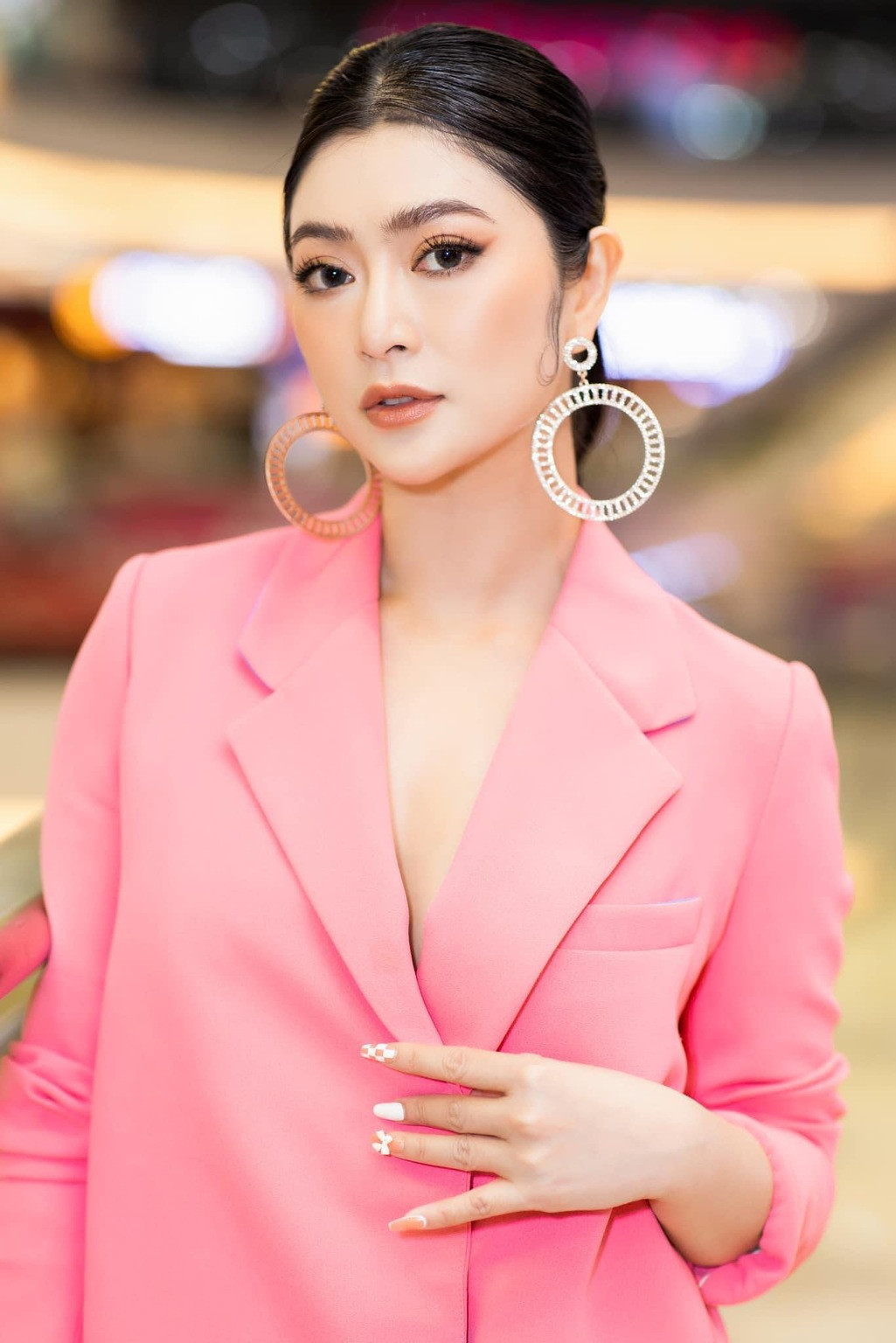 Nữ diễn viên từng sống khép kín, chăm chỉ và tập trung vào công việc. Trước khi có con, cô chỉ đăng tải hình ảnh đóng phim hoặc khi dự sự kiện mà ít chia sẻ về cuộc sống riêng tư.