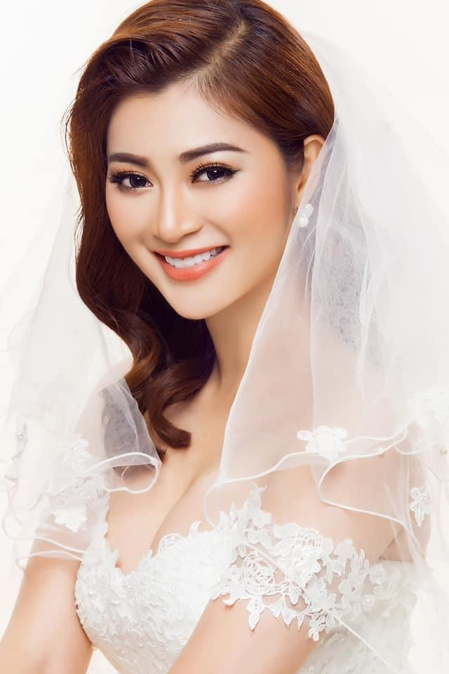 Chia sẻ về người chồng hiện tại, Thanh Trúc nói: “Anh lớn hơn tôi 2 tuổi, là người đàn ông có trách nhiệm. Tôi cảm thấy hạnh phúc khi ở bên. Anh ấy xứng đáng với những gì tôi chờ đợi nhiều năm qua