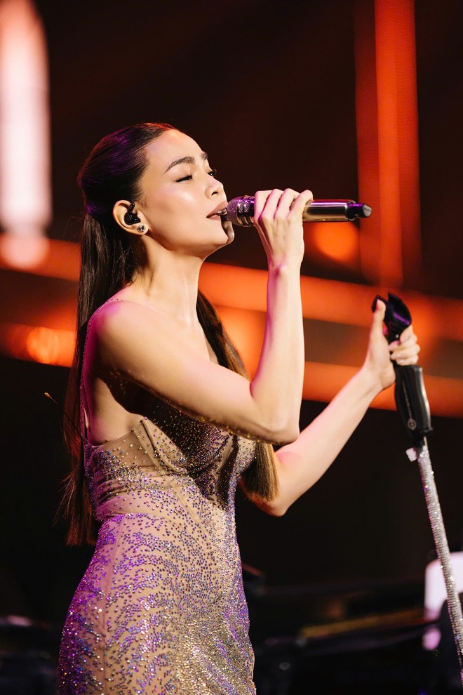 Hồ Ngọc Hà là khách mời cuối trong concert của Đức Trí. Cô xuất hiện với bộ váy hai dây đính sequins lộng lẫy. Trên sân khấu, Hồ Ngọc Hà mở đầu phần trình diễn với Đêm nghe tiếng mưa, một trong những ca khúc đầu tiên trong sự nghiệp nữ ca sĩ. 