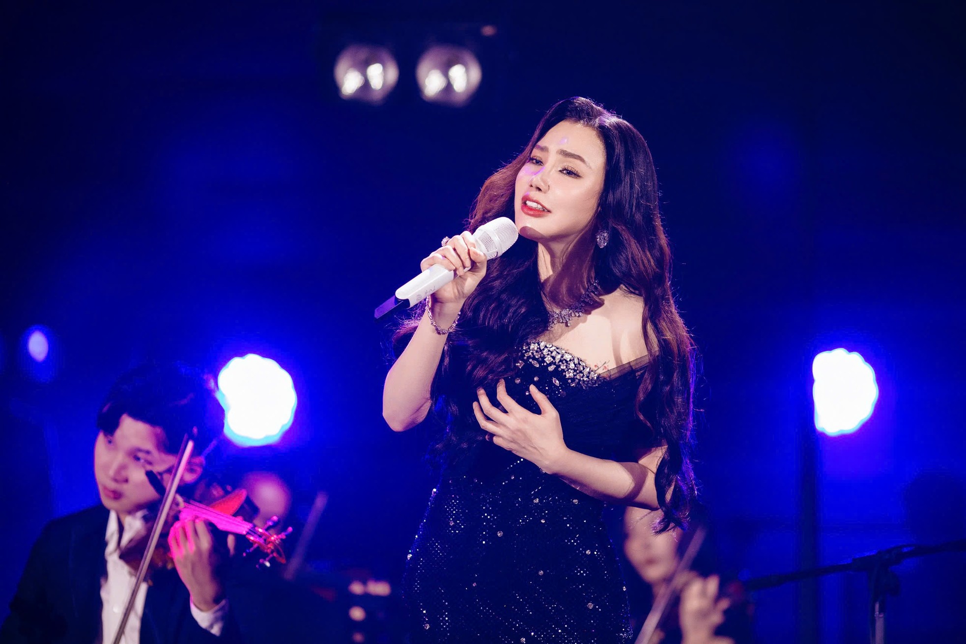 Hồ Quỳnh Hương chưa bao giờ làm khán giả thất vọng với giọng hát nội lực. Sân khấu vẫn lấp kín tới gần 12h, khán giả chờ sự xuất hiện của Hồ Quỳnh Hương và Hồ Ngọc Hà xuất hiện ở màn cuối. Nữ ca sĩ liên tục trưng trổ lợi thế giọng hát với những nốt cao khi thể hiện Ước mơ trong đời, Tôi tìm thấy tôi và Có nhau trọn đời. Đây là ba bản hit của Đức Trí mà theo nữ ca sĩ thì cô lời to, 