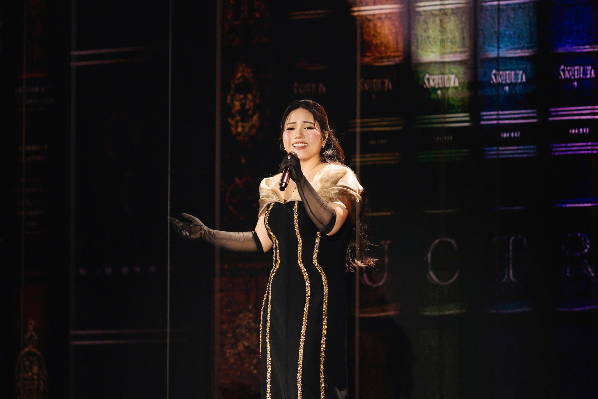 Trên sân khấu Có đôi lần, Thùy Chi mang đến ca khúc Thương ca tiếng Việt. Về việc đưa ca khúc đầy lòng tự hào dân tộc đến concert, Đức Trí chia sẻ: 