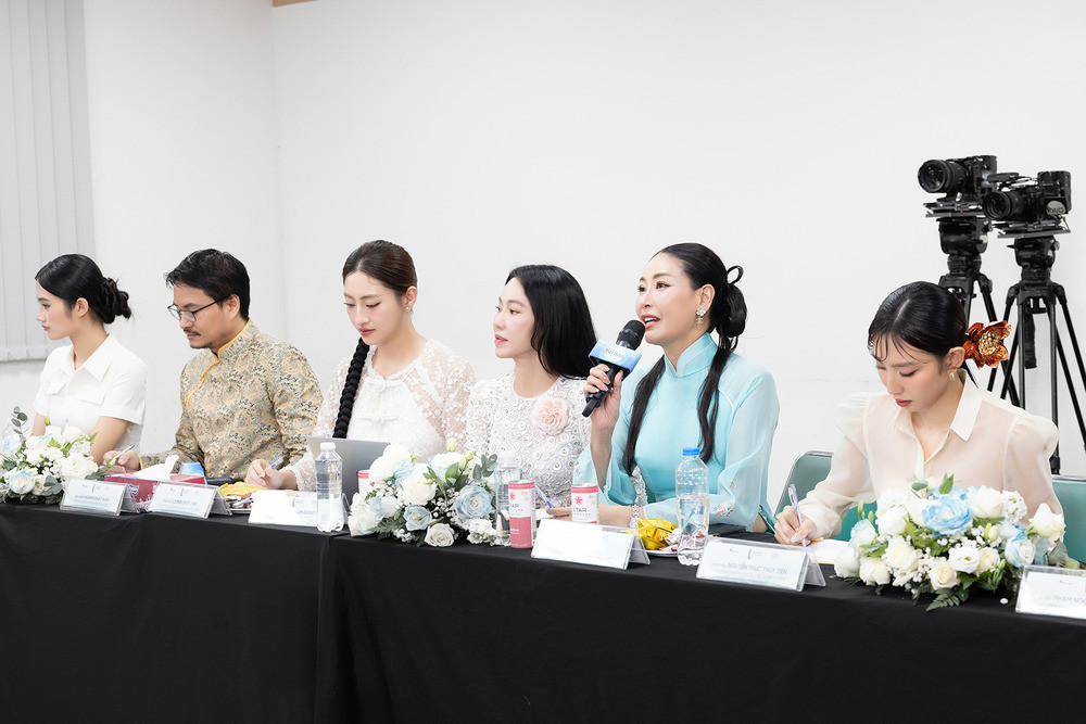 Ban giám khảo trao đổi với các thí sinh. 