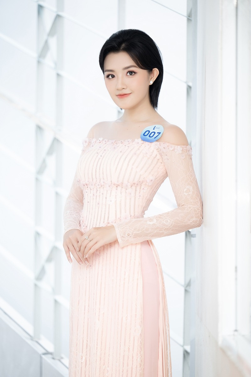 Quản Trần Gia Hân là Á quân Gương mặt Truyền hình 2022 và Á hậu 2 Miss Peace Vietnam 2022. Cô còn là Thủ khoa ngành Diễn viên Kịch - Điện ảnh - Truyền hình tại Đại học Sân khấu - Điện ảnh TPHCM.