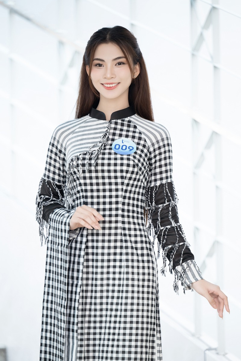 Phan Lê Kim Ngọc là thí sinh trẻ tuổi nhất khi sinh năm 2005. Cô gây chú ý với chuỗi thành tích đáng nể bao gồm: Á khôi 1 Người Đẹp Tây Đô 2023 và Hoa khôi Học sinh Sinh viên Thanh lịch TP Cần Thơ 2023.