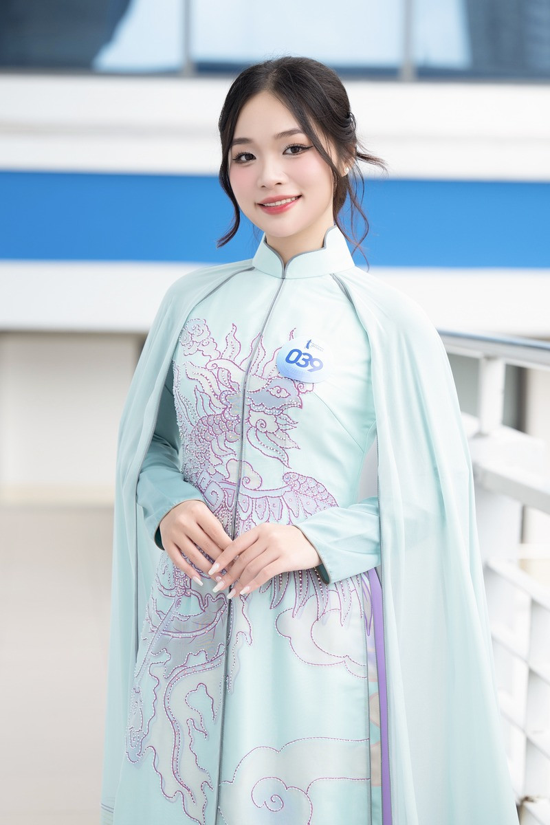 Cô gái đến từ đất cố đô Huế - Phạm Thị Kiều Oanh - thu hút sự chú ý với kinh nghiệm làm phiên dịch viên cho Miss Charm Brazil tại cuộc thi Miss Charm 2023.