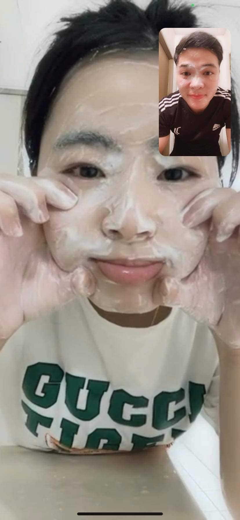 Cặp đôi giữ lửa yêu 4 năm nhờ việc thường xuyên nhắn tin, gọi điện và chia sẻ về cuộc sống đời thường cho nhau. Nguồn: NVCC.