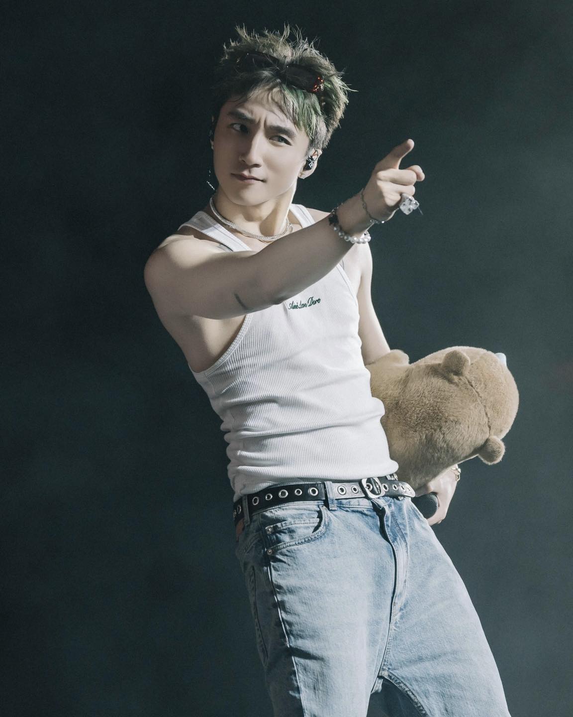 ... ném gấu cho fan