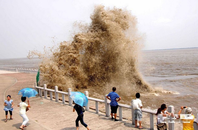 Sông Tiền Đường nổi tiếng với những con sóng thuỷ triều siêu mạnh