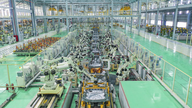 Dây chuyền hàn thân vỏ tại nhà máy xe Thaco.