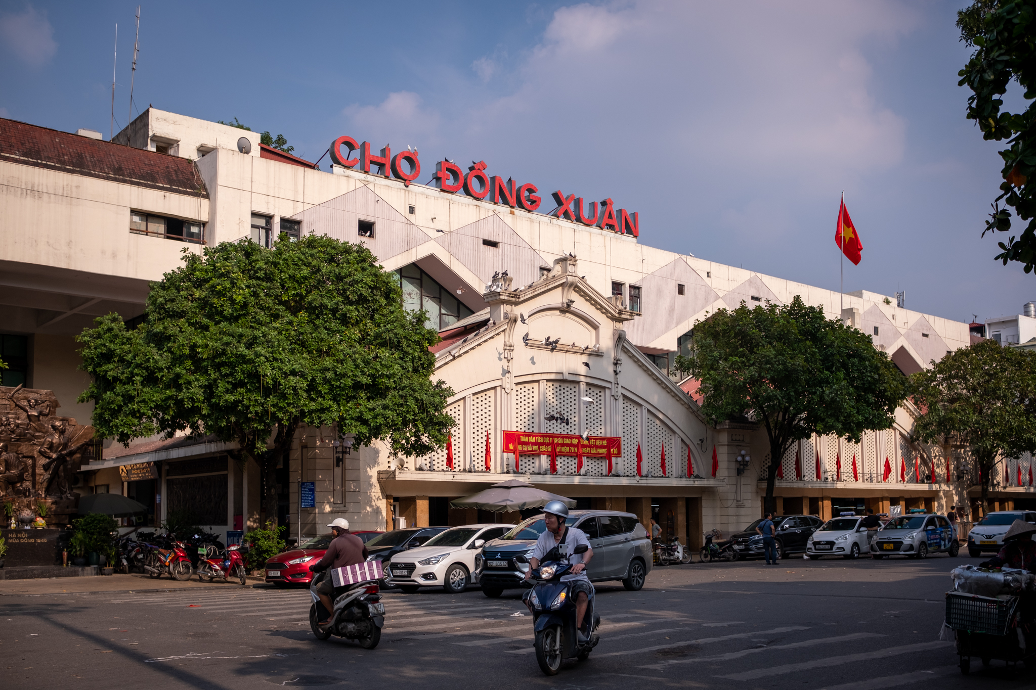 Chợ Đồng Xuân là địa danh nơi đoàn quân tiếp quản Thủ đô đi qua để tiến về hợp quân tại Thành cổ (nay là Hoàng Thành Thăng Long).