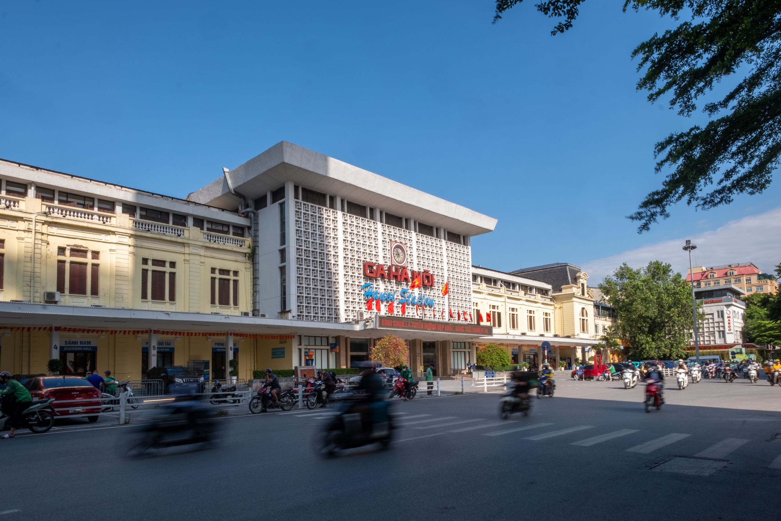 Ga Hàng Cỏ (ga Hà Nội) là một trong những cơ sở đầu tiên được quân đội và nhân dân Việt Nam tiếp quản từ quân Pháp vào sáng 9/10/1954. Công trình này được xây dựng và hoàn thành vào những năm đầu của thế kỷ 20, có quy mô lớn nhất Đông Dương thời kỳ đó.