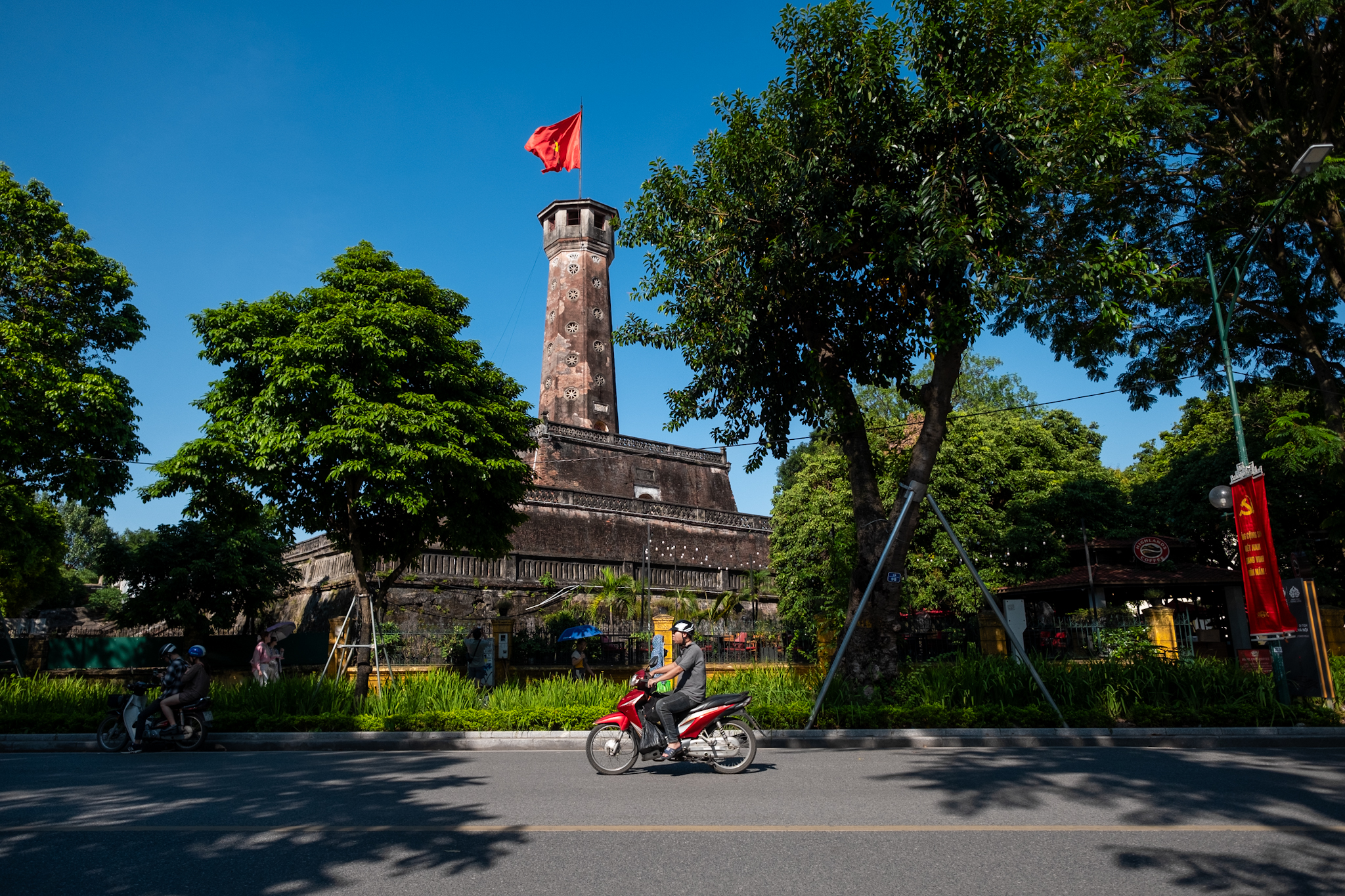 Cột cờ Hà Nội (Kỳ Đài) nằm trên đường Điện Biên Phủ được xây dựng năm 1812 dưới triều vua Gia Long, cùng với thời điểm xây thành Hà Nội. Đây là nơi diễn ra Lễ Thượng cờ lịch sử trong Ngày Tiếp quản Thủ đô 10/10/1954.