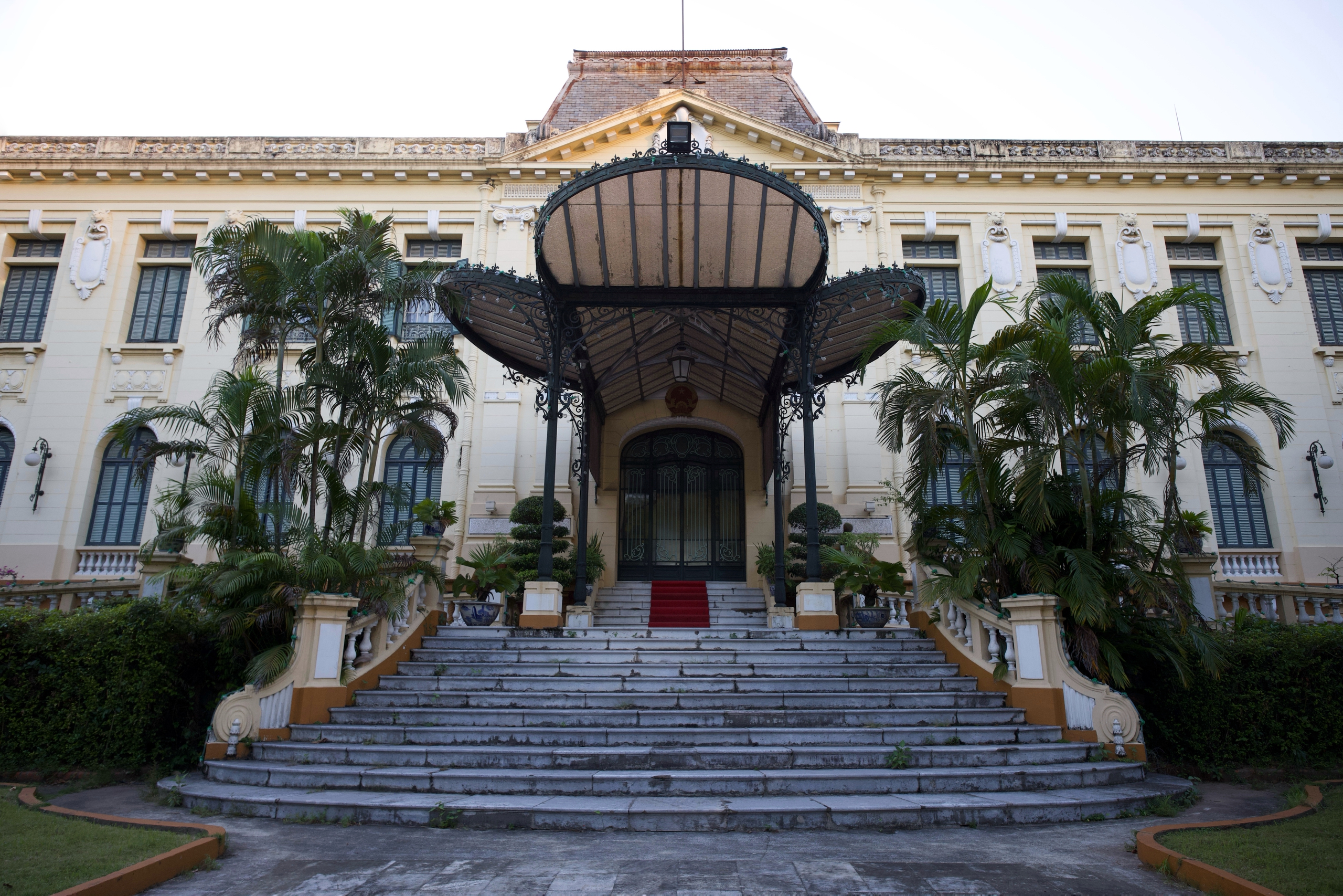 Tòa nhà Bắc Bộ phủ, nay là Nhà khách Chính phủ, được xây dựng vào năm 1918. Nơi đây chứng kiến nhiều dấu mốc lịch sử quan trọng từ thời kỳ Cách mạng Tháng Tám 1945 và ngày Giải phóng Thủ đô năm 1954.