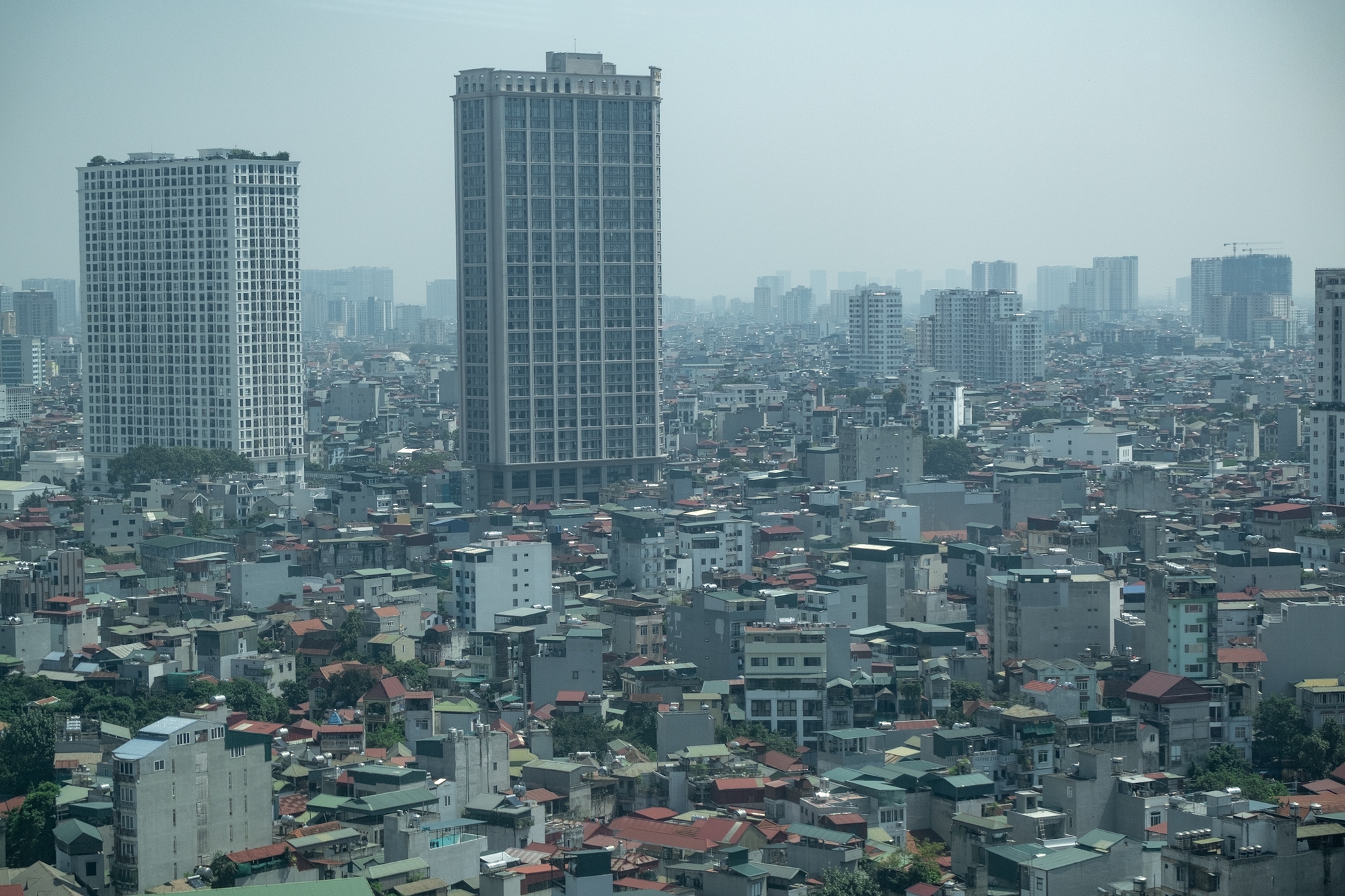 Theo kết quả số liệu quan trắc của hệ thống AirVisual, lúc 8 giờ sáng, tại quận Tây Hồ, chỉ số dao động ở mức từ 168-194 – ngưỡng rất xấu. Cao nhất là điểm đo trên phố Quảng Khánh, với mức độ ô nhiễm không khí đạt 194. Ở điểm đo tại đường Nam Trung Yên 11 (quận Cầu Giấy), chỉ số này cũng ở mức 190. Các điểm đỏ khác ở nhiều quận, huyện cũng xuất hiện khắp nơi.