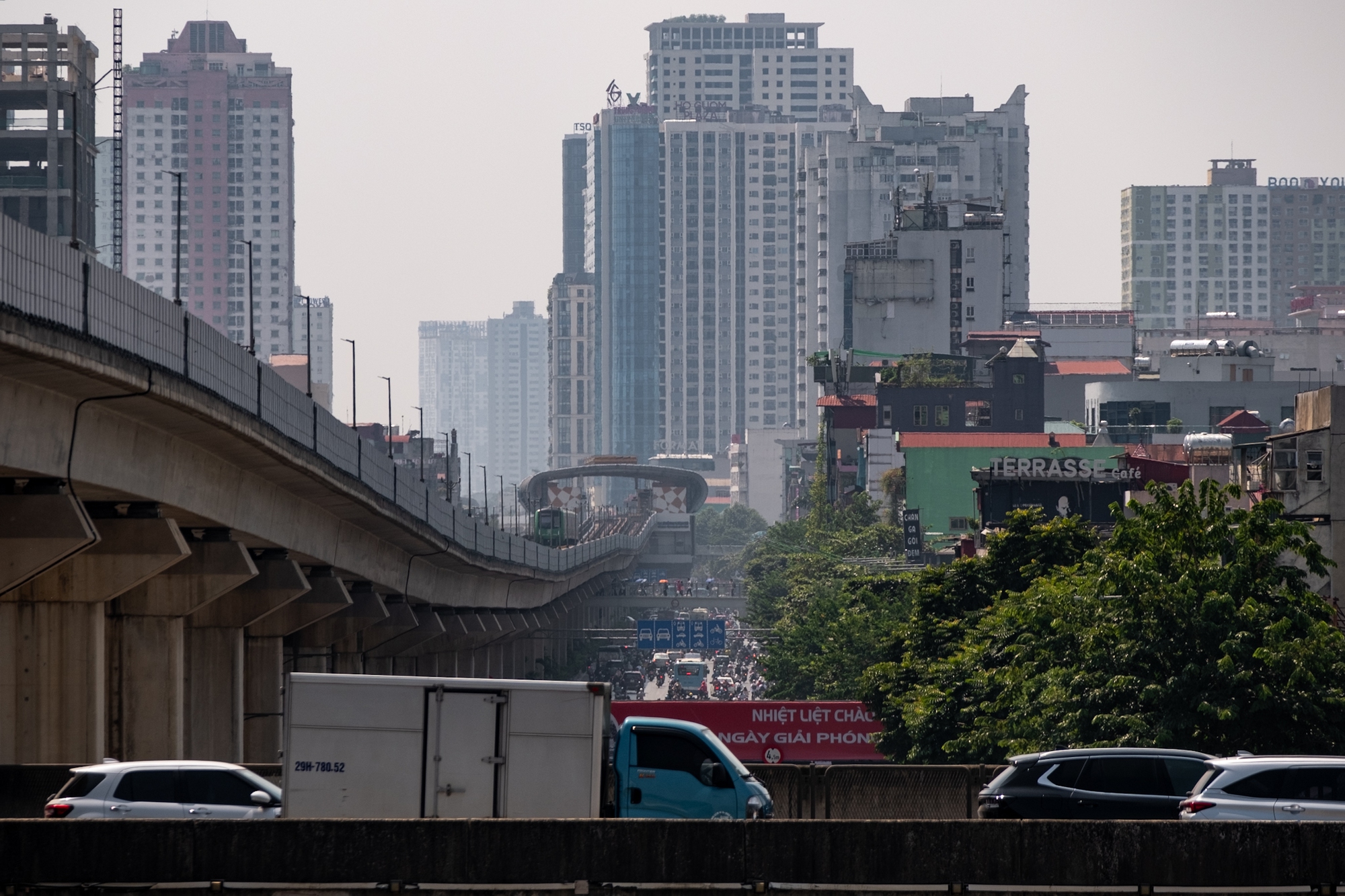 Người dân cần hết sức chú ý bảo vệ sức khỏe trong điều kiện ô nhiễm đặc thù này. Đối với trẻ em, các bậc phụ huynh cần hạn chế cho các con ra đường vào thời điểm tan tầm, sử dụng khẩu trang lọc bụi mịn, giữ ấm mũi, họng, cổ, tránh các hoạt động ngoài trời quá lâu và không cần thiết.