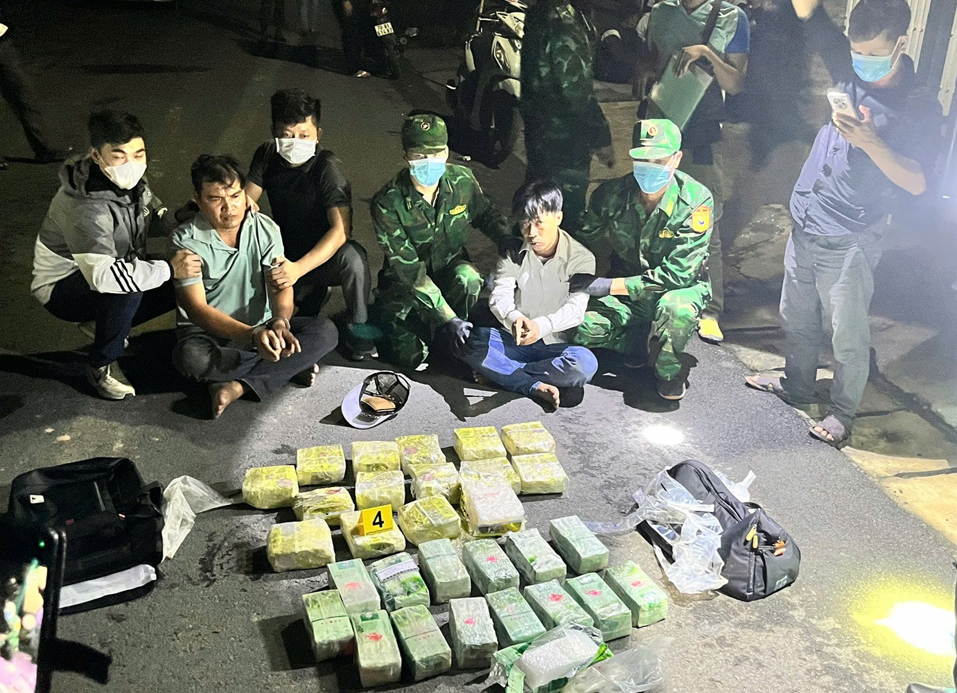 Hai đối tượng bị bắt giữ cùng tang vật. Ảnh: L.Q