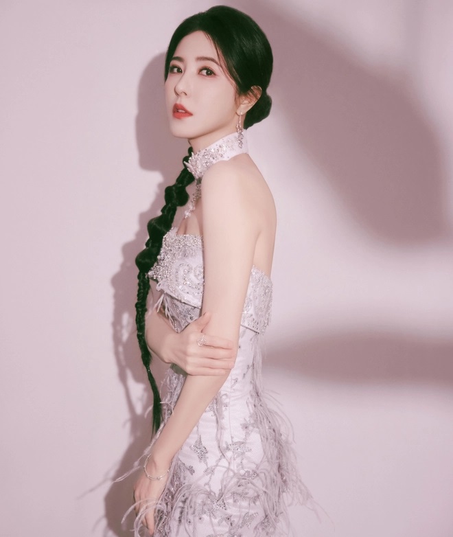 Tăng Lê là hoa khôi của Trung Hý, nơi tập hợp nhiều mỹ nhân sắc nước hương trời