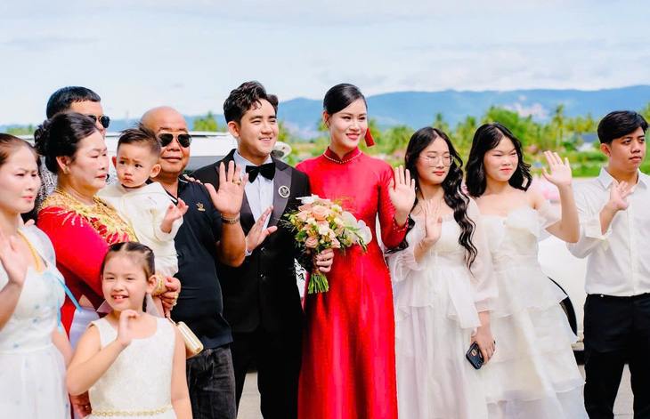 Linh Lan và Đinh Kiến Phong trong ngày vui