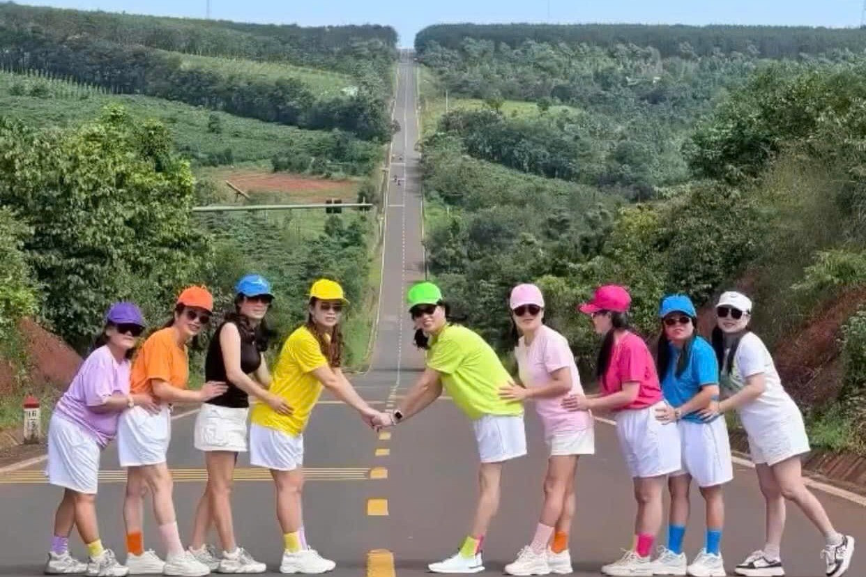 Nhóm 9 phụ nữ dàn hàng ngang quay clip trên đường gây xôn xao dư luận. Ảnh cắt từ clip.