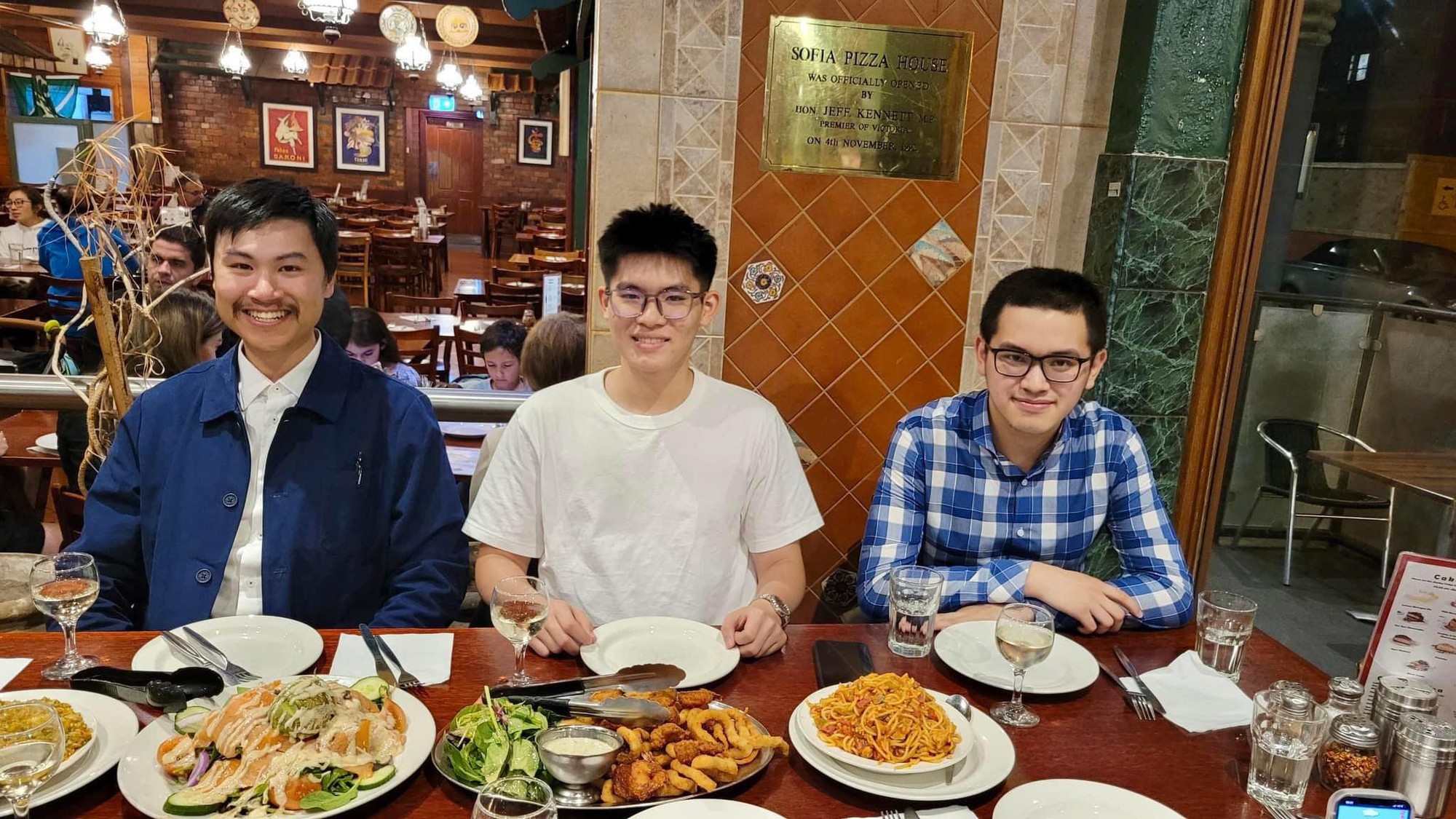 Từ trái sang phải lần lượt là Đặng Thái Hoàng, Nguyễn Hoàng Khánh, Nguyễn Hoàng Cường.