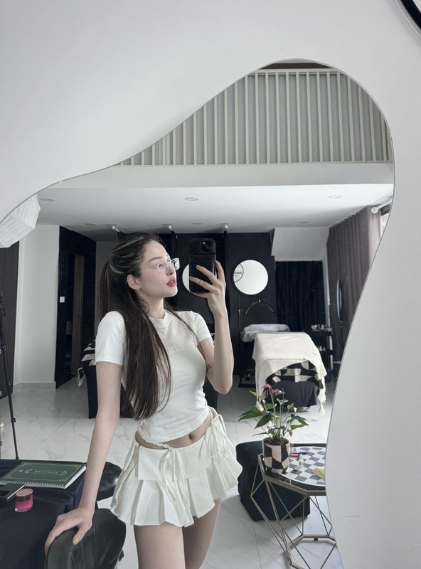 Thời gian gần đây, Trâm Anh mới xuất hiện thường xuyên trở lại trên MXH. Không khó để nhận ra nàng hot girl bây giờ không còn vướng bận nỗi buồn quá khứ.