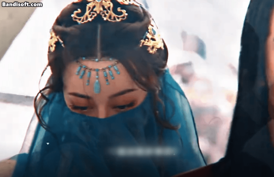 Dù chỉ lộ ra đôi mắt, thế nhưng tạo hình dị vực này của Địch Lệ Nhiệt Ba vẫn khiến khán giả mê mẩn.