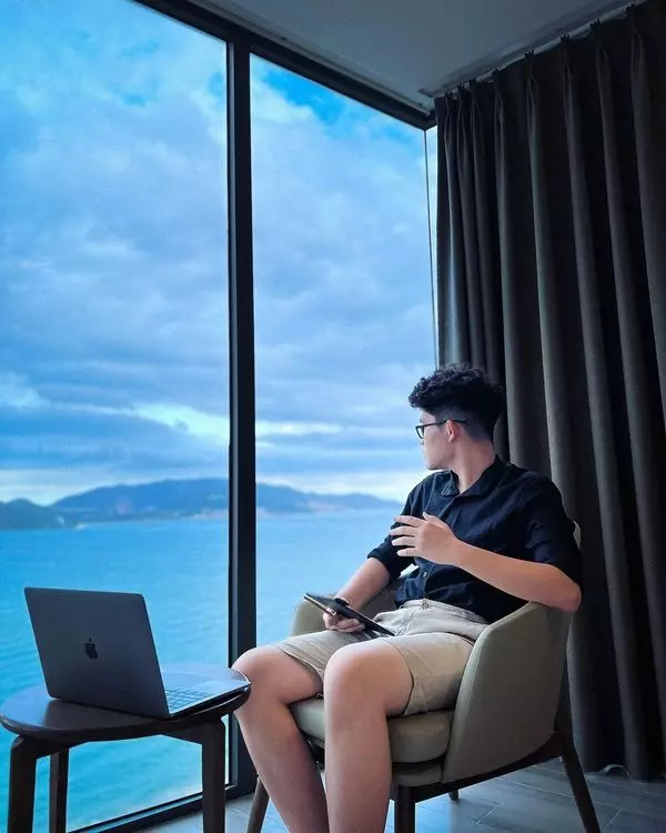 Hiện, Hoàng Khánh đang học ngành Khoa học máy tính tại Đại học Công nghệ Swinburne, Úc.