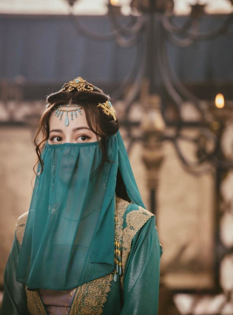 Vốn sở hữu vẻ đẹp đặc biệt của người con gái Tân Cương, thế nên Địch Lệ Nhiệt Ba cực kỳ hợp với những tạo hình dị vực.