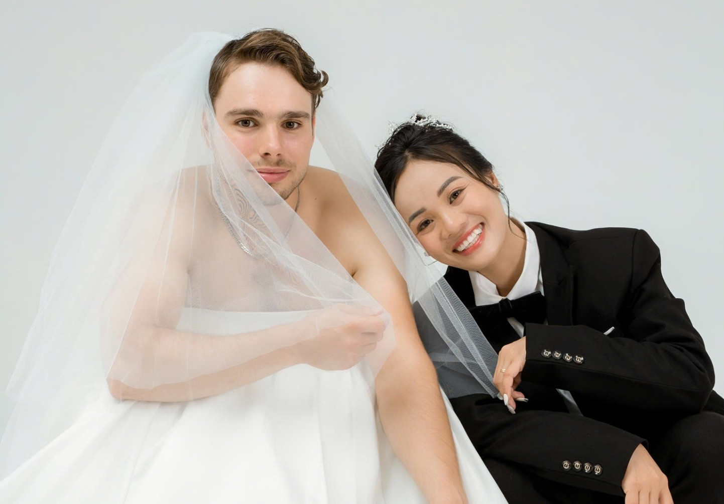 Năm 2022, cặp đôi quyết định kết hôn sau nhiều năm chung sống. (Ảnh cưới chụp theo phong cách 