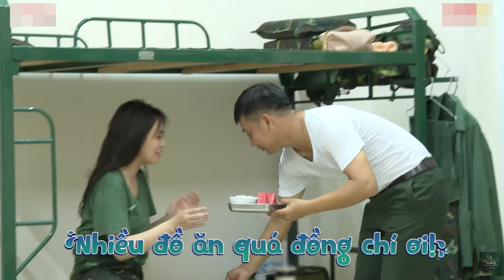 Đồng chí Mũi trưởng mang cơm lên phòng cho MisThy.