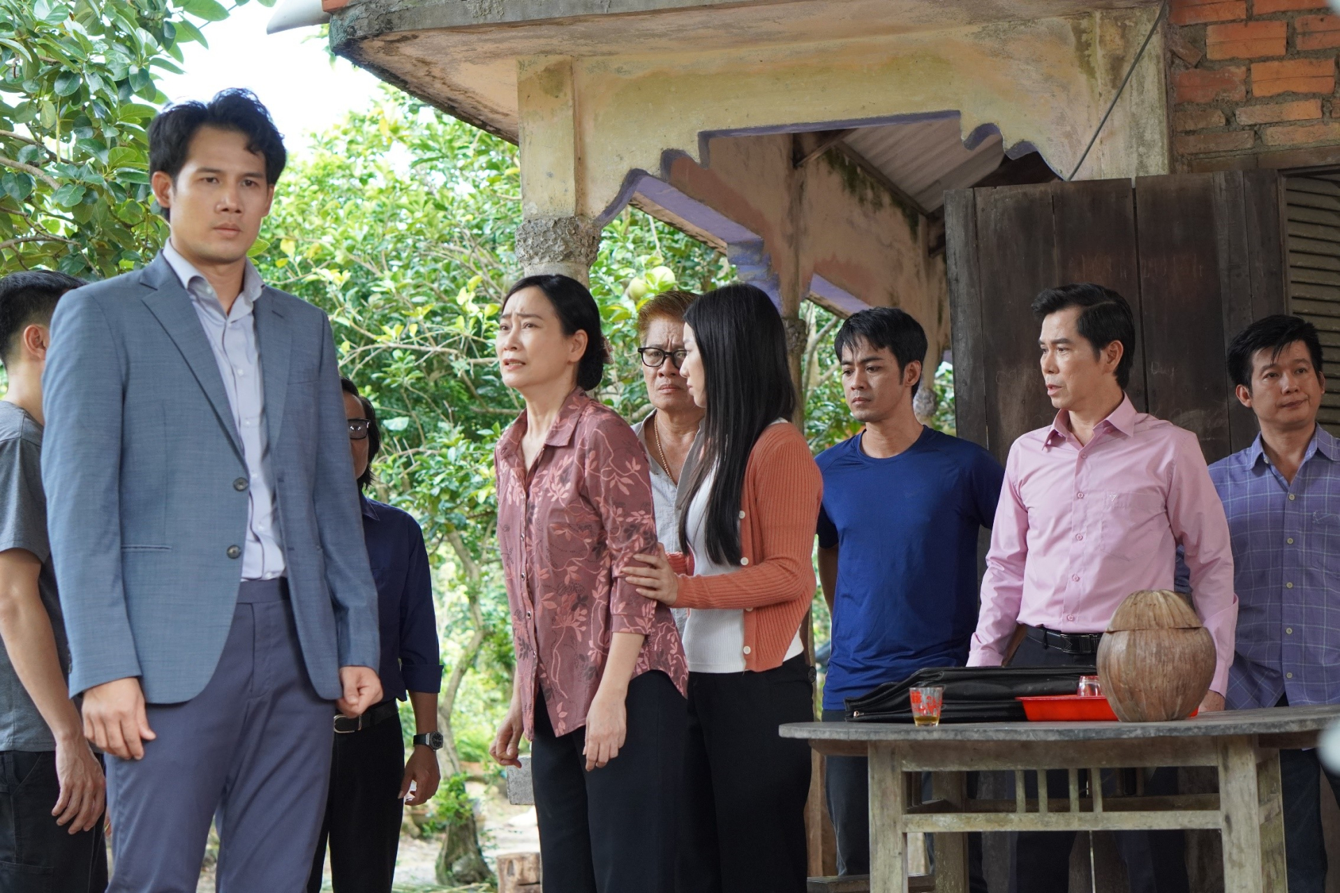 Duy Bảo khi chưa bị tai nạn, là phó giám đốc quyền uy và lạnh lùng với mẹ