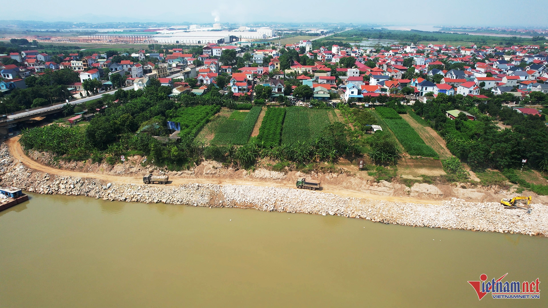 Khu vực chân cầu Trung Hà thuộc xã Dân Quyền (huyện Tam Nông) dự án xây dựng công trình khẩn cấp sự cố sạt lở bờ sông cũng đang được tiến hành. Ảnh: Đức Hoàng