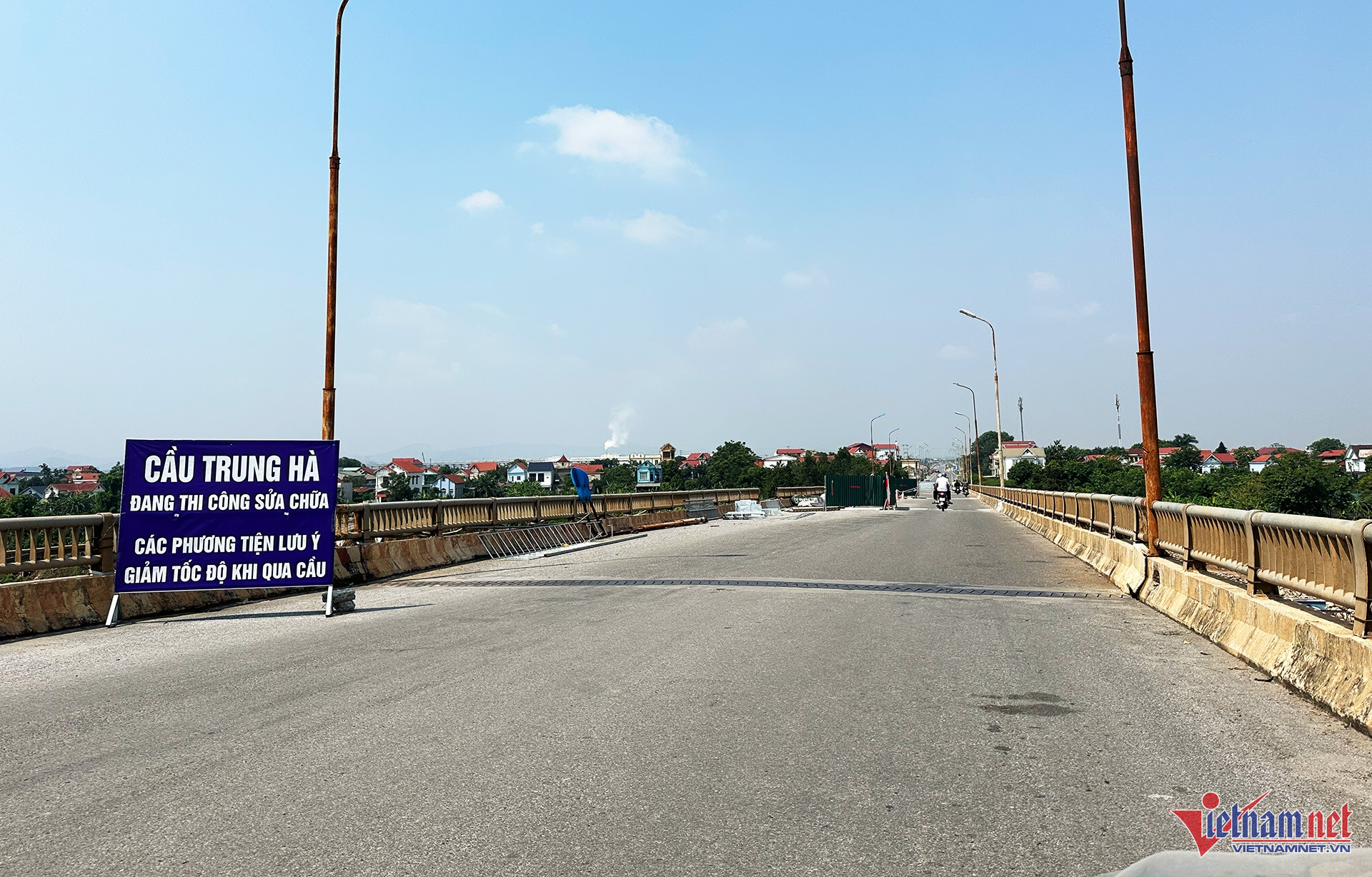 Từ 15h ngày 25/9, để đảm bảo an toàn, cơ quan chức năng chỉ cho phép các phương tiện ô tô từ 7 chỗ trở xuống và xe máy, phương tiện thô sơ được phép lưu thông. Ảnh: Đức Hoàng