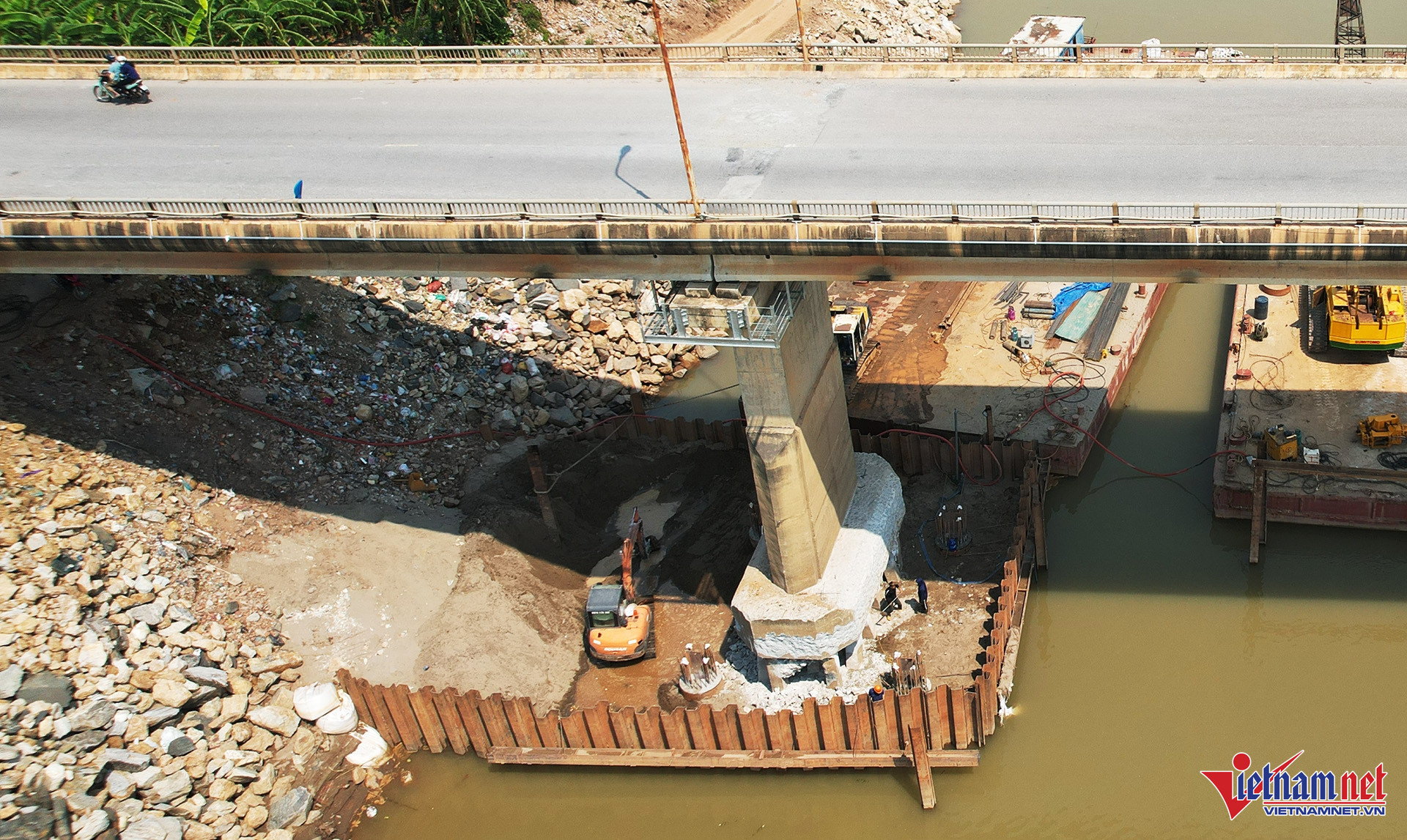 Ngày 9/10, tại trụ cầu T12, phía đường dẫn thuộc địa phận xã Dân Quyền (huyện Tam Nông) đang được nhà thầu sửa chữa, gia cố. Ảnh: Đức Hoàng