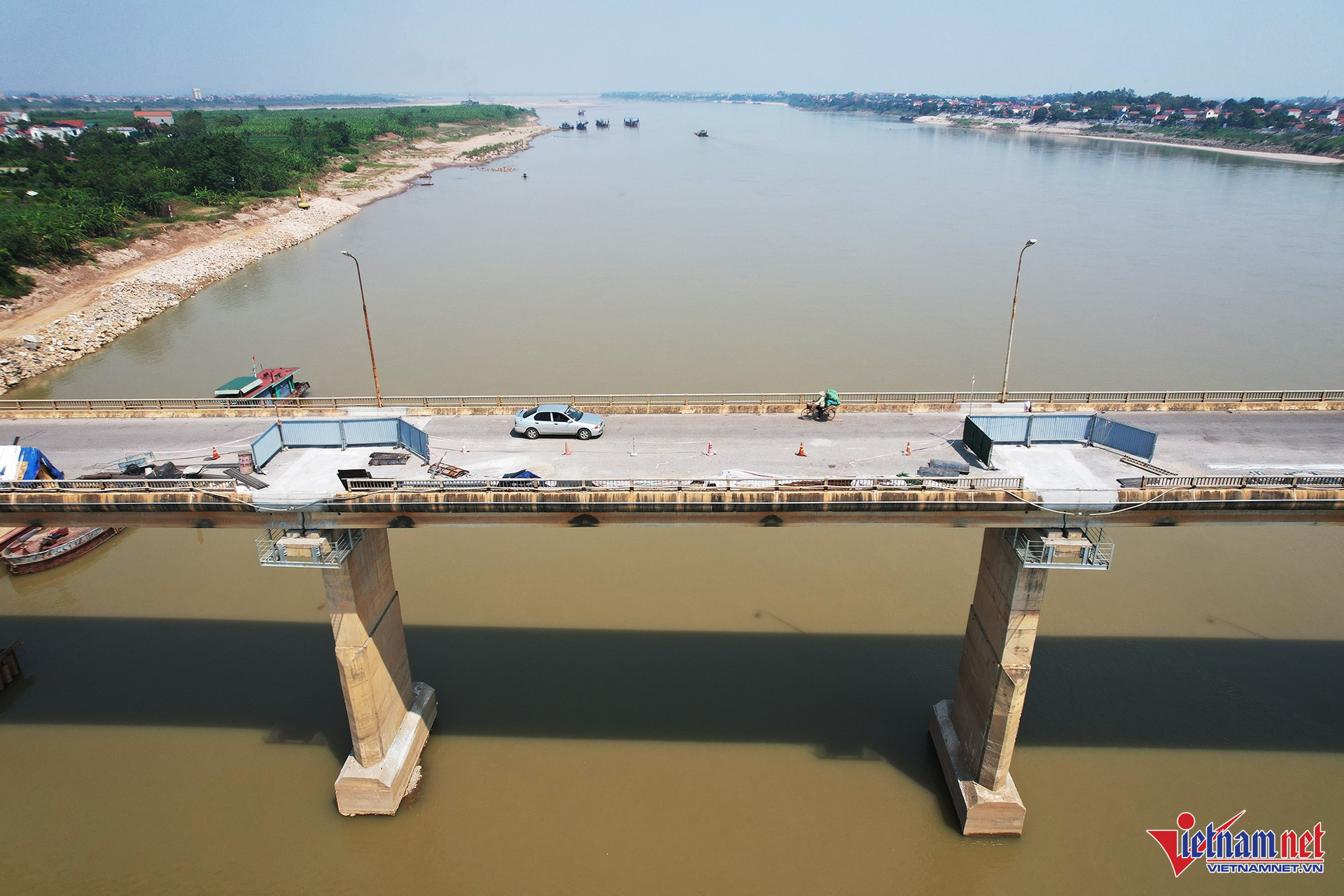 Phần mặt cầu cũng đang được nhà thầu quây tôn, để thi công, sửa chữa. Ảnh: Đức Hoàng