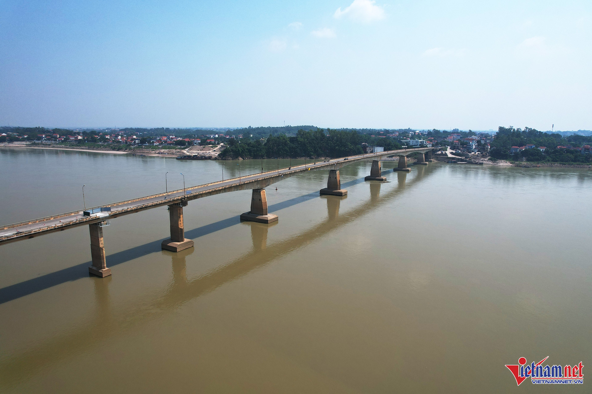 Cầu Trung Hà bắc qua sông Đà được khánh thành và đi vào hoạt động từ năm 2002. Ảnh: Đức Hoàng