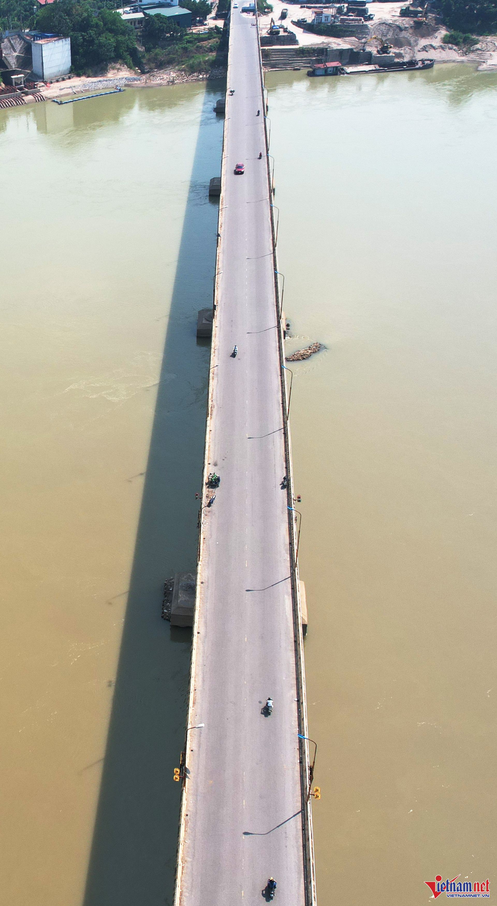 Trải qua hơn 20 năm hoạt động, cây cầu đã có dấu hiệu xuống cấp, đặc biệt là phần trụ cầu T11, T12 phía bờ huyện Tam Nông. Ảnh: Đức Hoàng