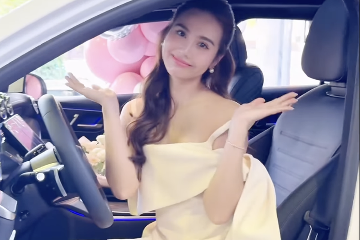 Rất nổi tiếng qua các bộ phim giờ vàng của VTV, vì thế, khi nữ diễn viên Huyền Lizzie tậu Mercedes-Benz GLC 300 4Matic đã gây choáng cho cư dân mạng. GLC thế hệ mới chính thức trình làng ở thị trường Việt Nam vào hồi tháng 5/2023 với 2 phiên bản là GLC 200 4Matic và GLC 300 4Matic.