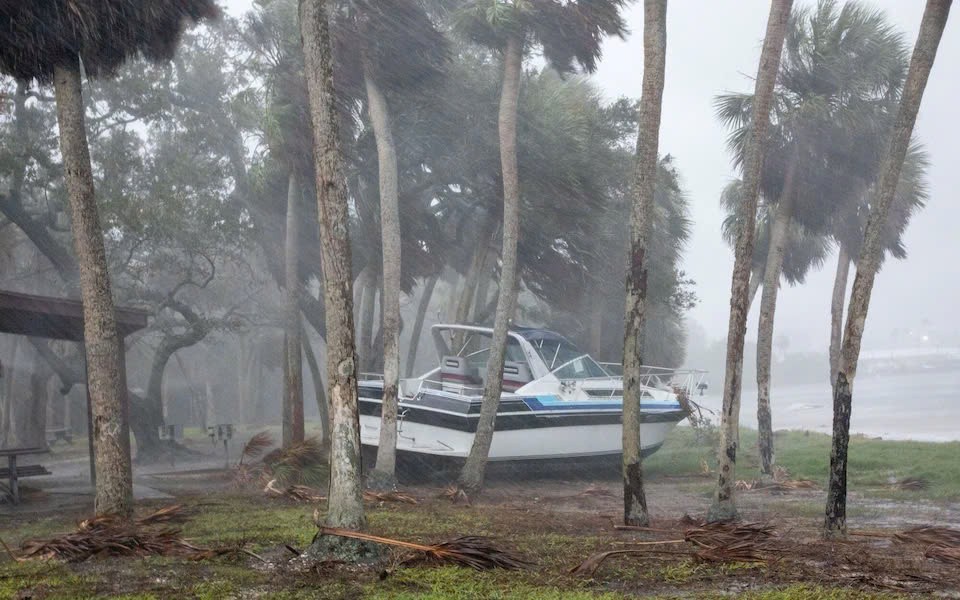 Một chiếc thuyền mắc cạn trong siêu bão Milton ở St. Petersburg, Florida. (Ảnh: Bloomberg)