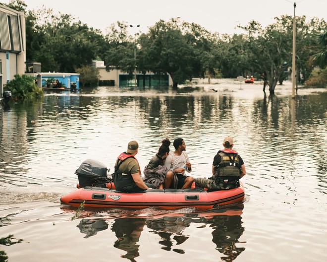 Hiện tại, mặc dù tâm bão Milton đã di chuyển khỏi Florida nhưng bang này vẫn đối mặt với nguy hiểm, bởi lũ lụt tràn từ sông do lượng mưa quá lớn. (Ảnh AP và AFP)