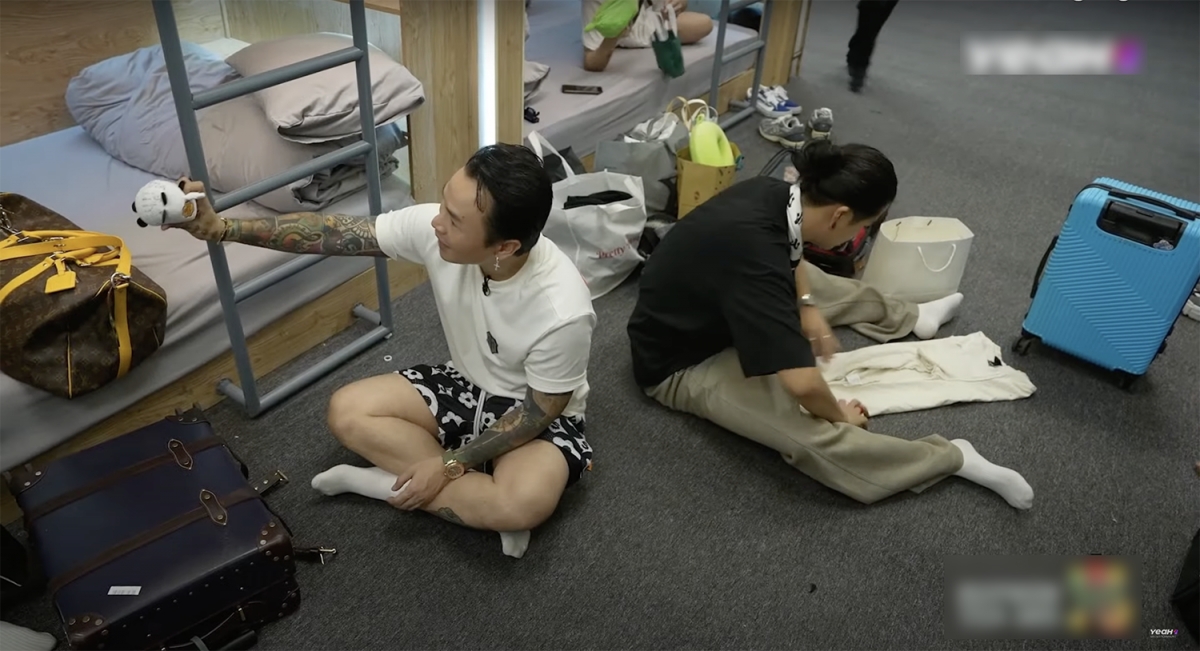 Binz và Kiên Ứng sắp xếp đồ đạc